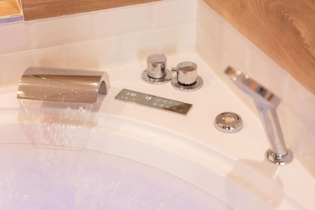 Suite Love Jacuzzi Монтеврен Екстер'єр фото