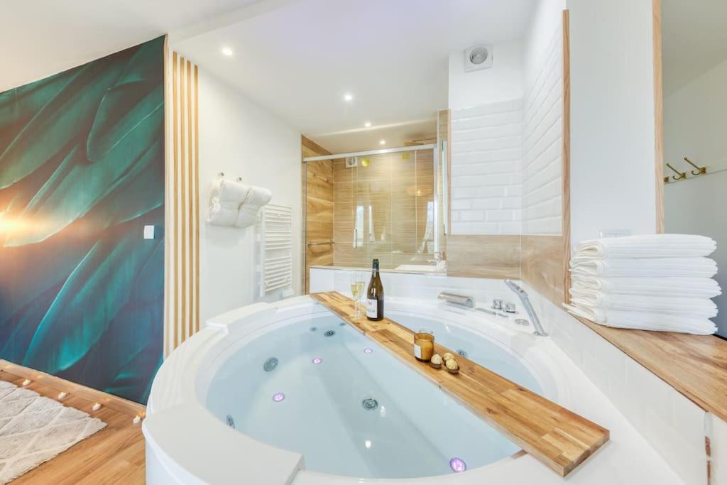 Suite Love Jacuzzi Монтеврен Екстер'єр фото