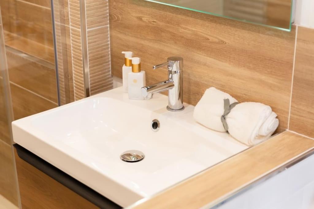 Suite Love Jacuzzi Монтеврен Екстер'єр фото